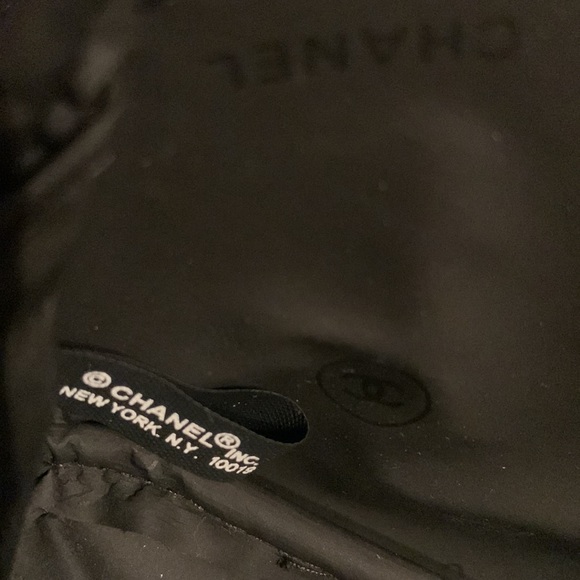 CHANEL COSMETIC/MAKEUP BAG MINI/SMALL. The perfect fit for your travel needs. - Picture 8 of 9